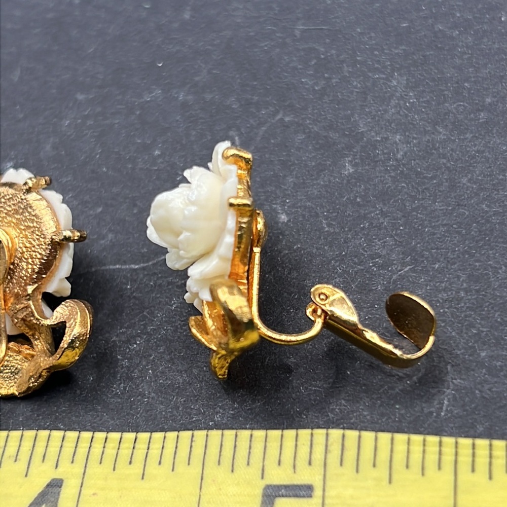 Vintage white flower clip earrings - Picture 5 of 5